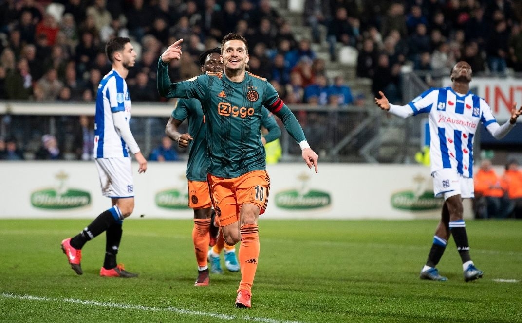 Водачът в холандското първенство Аякс постигна важна победа при визитата