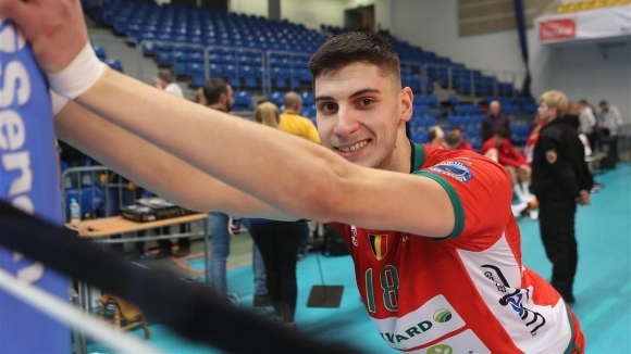Волейболният национал Алекс Грозданов с удоволствие и усмивка отговори на