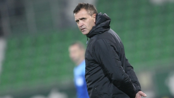 Проблемите за старши треньора на Локомотив Пловдив Бруно Акрапович нямат