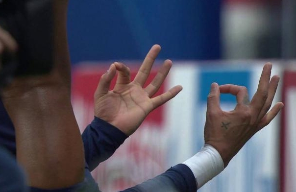 Бразилската звезда на Пари Сен Жермен Неймар имитира младия нападател