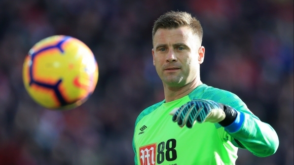 Вратарят на Борнемут Артър Боруц и четирима представители на персонала