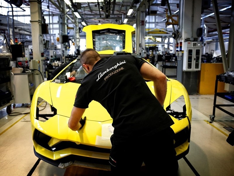 На 12 март изпълнителният директор на Automobili Lamborghini обяви че