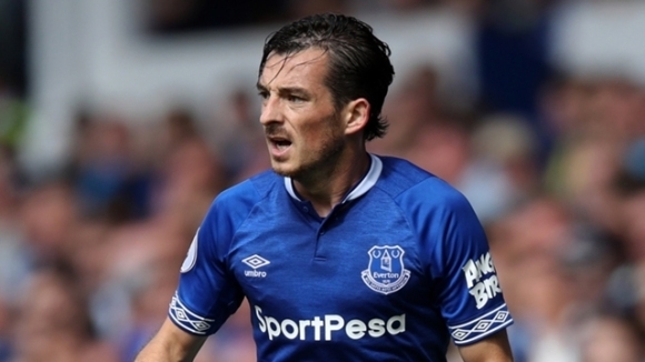 Защитникът Лейтън Бейнс ще продължи с една година договора си