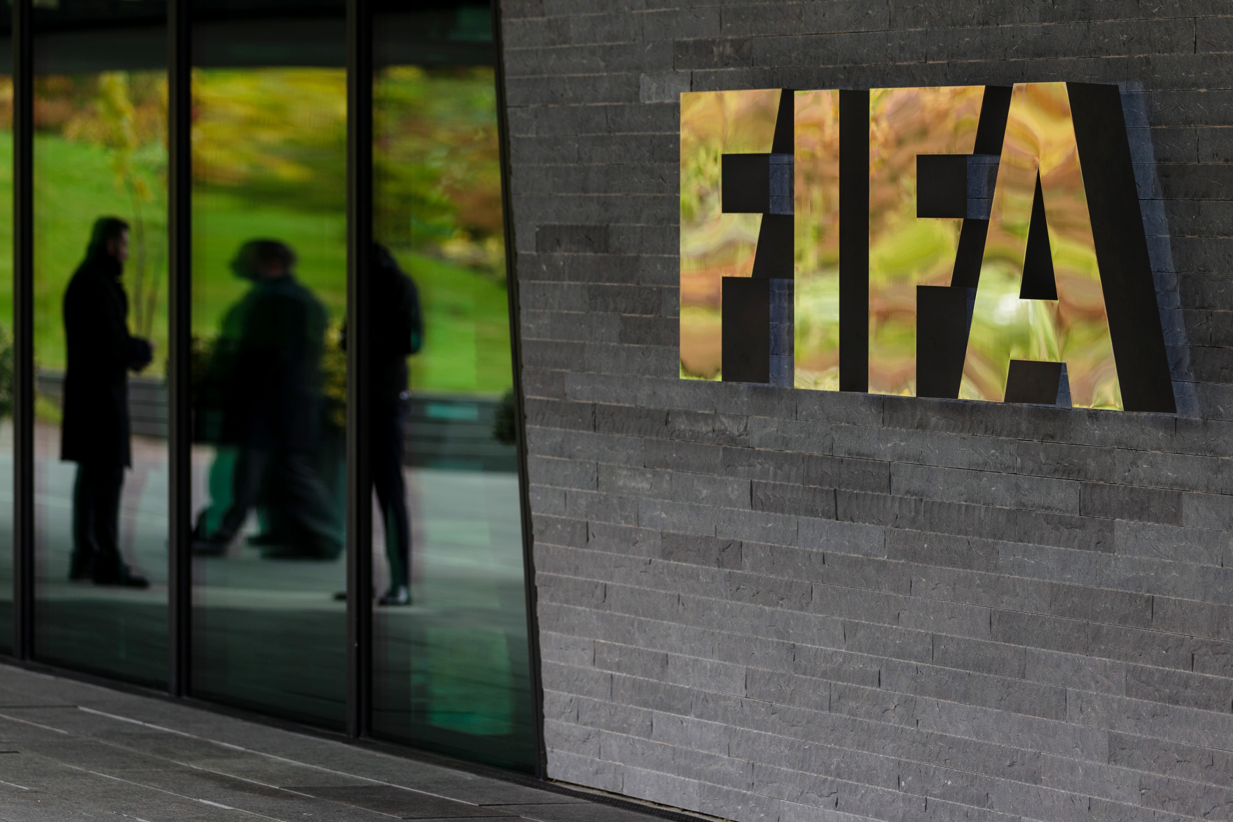 В световната футболна централа ФИФА анализират ситуацията с отложените мачове