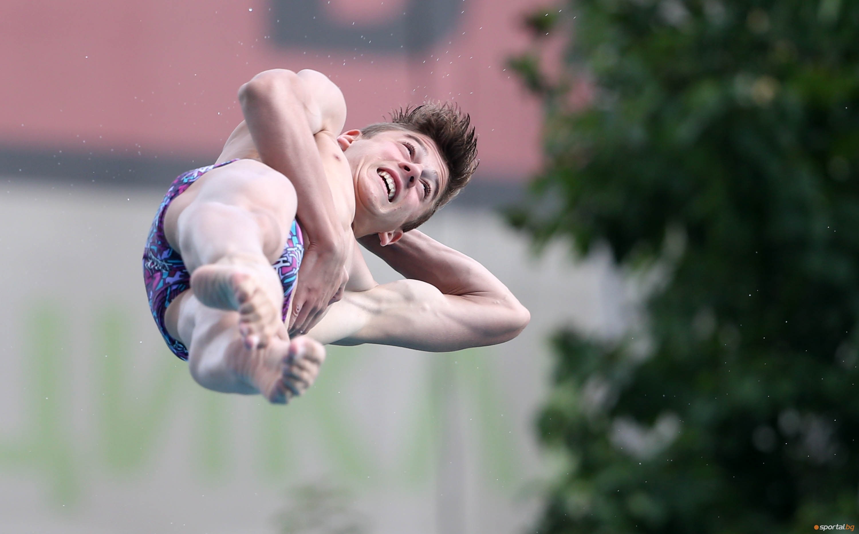 Водещият български състезател в скоковете във вода Димитър Исаев показа