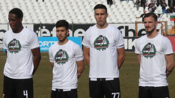 Футболистите на Локомотив Пловдив провеждат занимания по двойки на клубния
