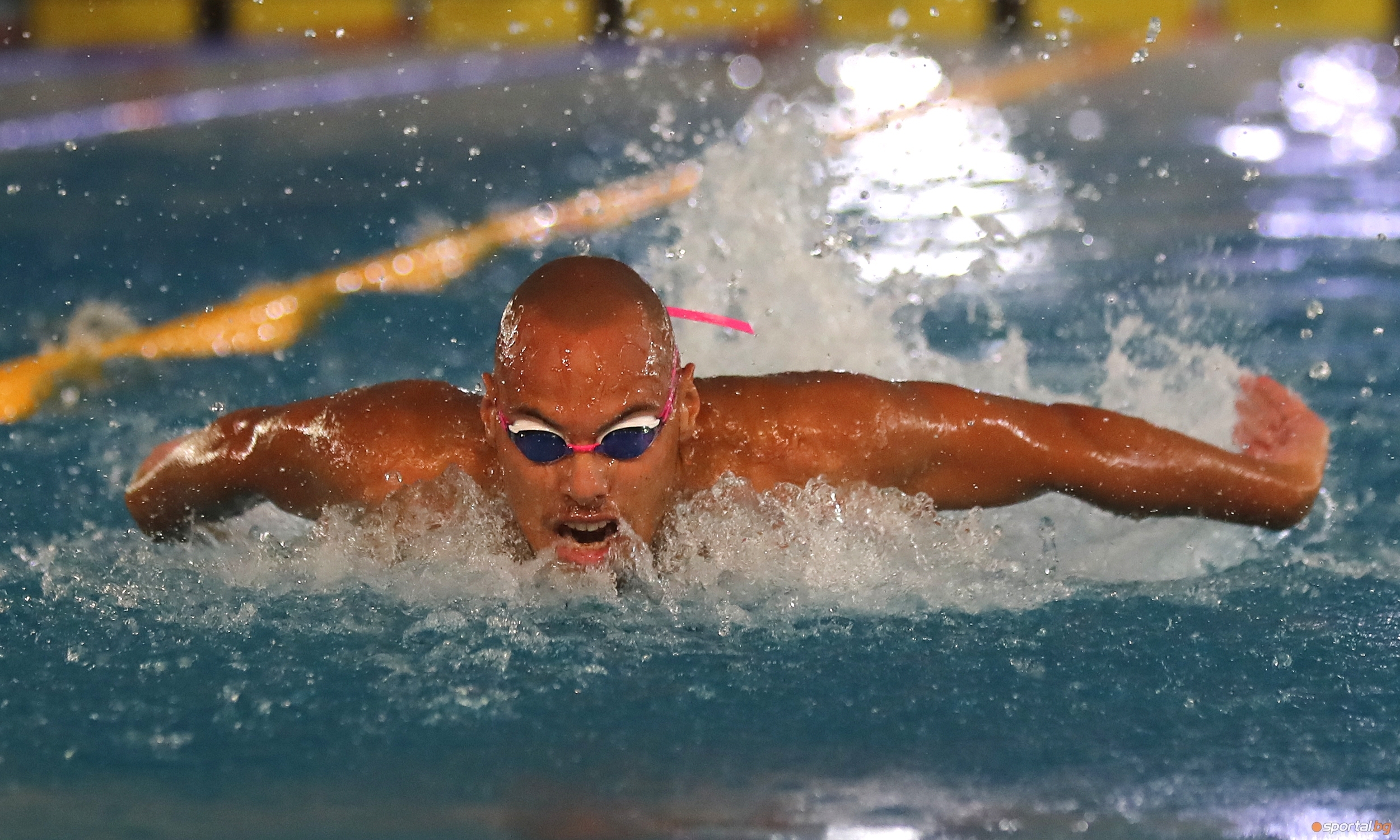 Водещият български плувец Антъни Иванов намери начин как да уплътнява