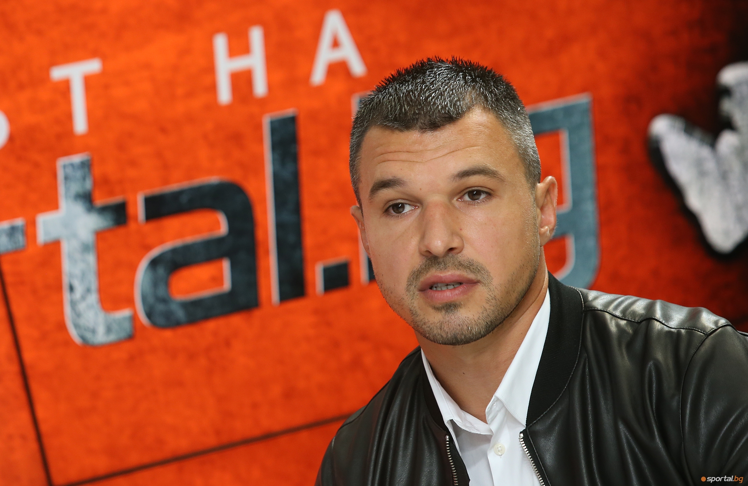 Българският нападател Валери Божинов поддържа форма със самостоятелни тренировки и