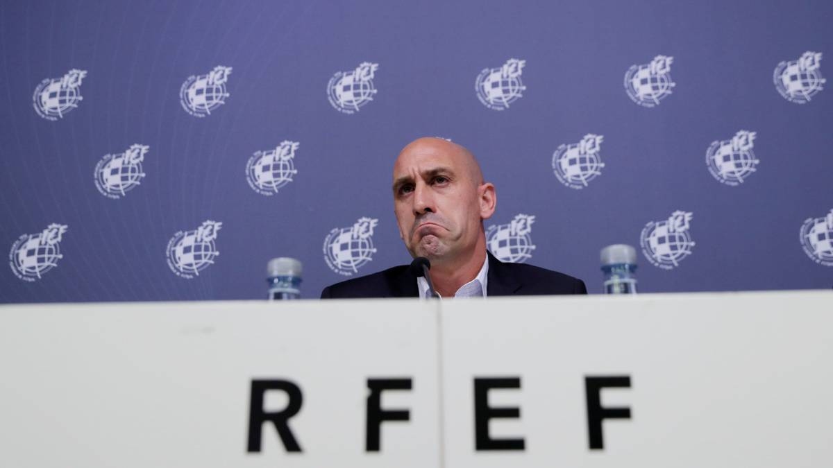Президентът на Кралската испанска футболна федерация Луис Рубиалес призова да