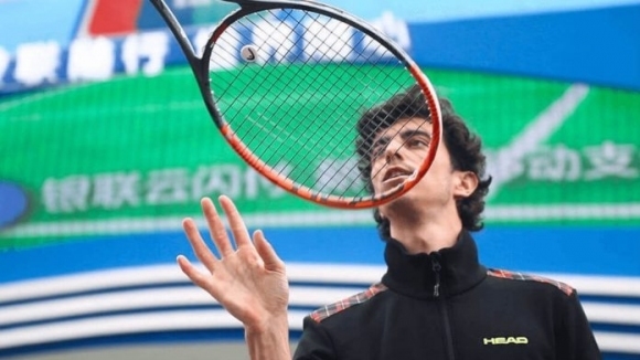 Най популярният тенис фрийстайлър Стефан Божич показа няколко трикове с топче