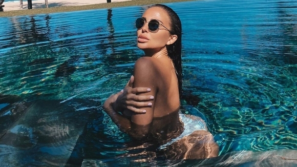 Плеймейтката Николета Лозанова винаги приковава погледите Дори по време на