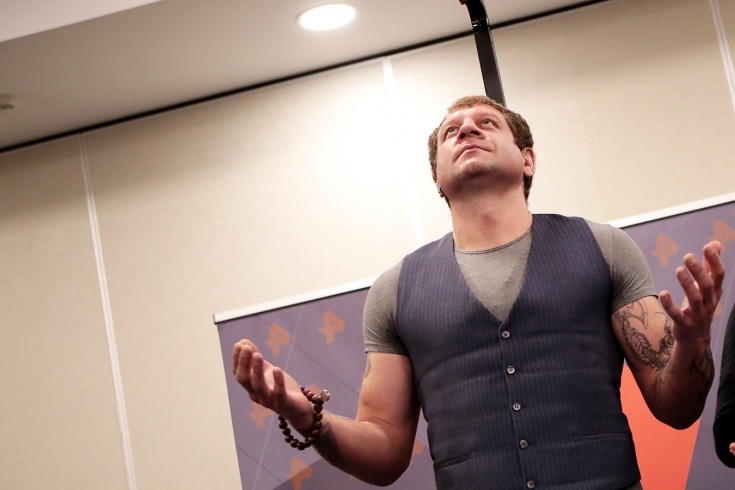 Руската ММА звезда Александър Емеляненко намери интересен начин да съобщи