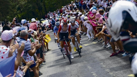 Бившият победител Герайнт Томас е сред нарастващия брой колоездачи които