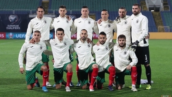 Всички футболисти на националния отбор на България като и селекционерът
