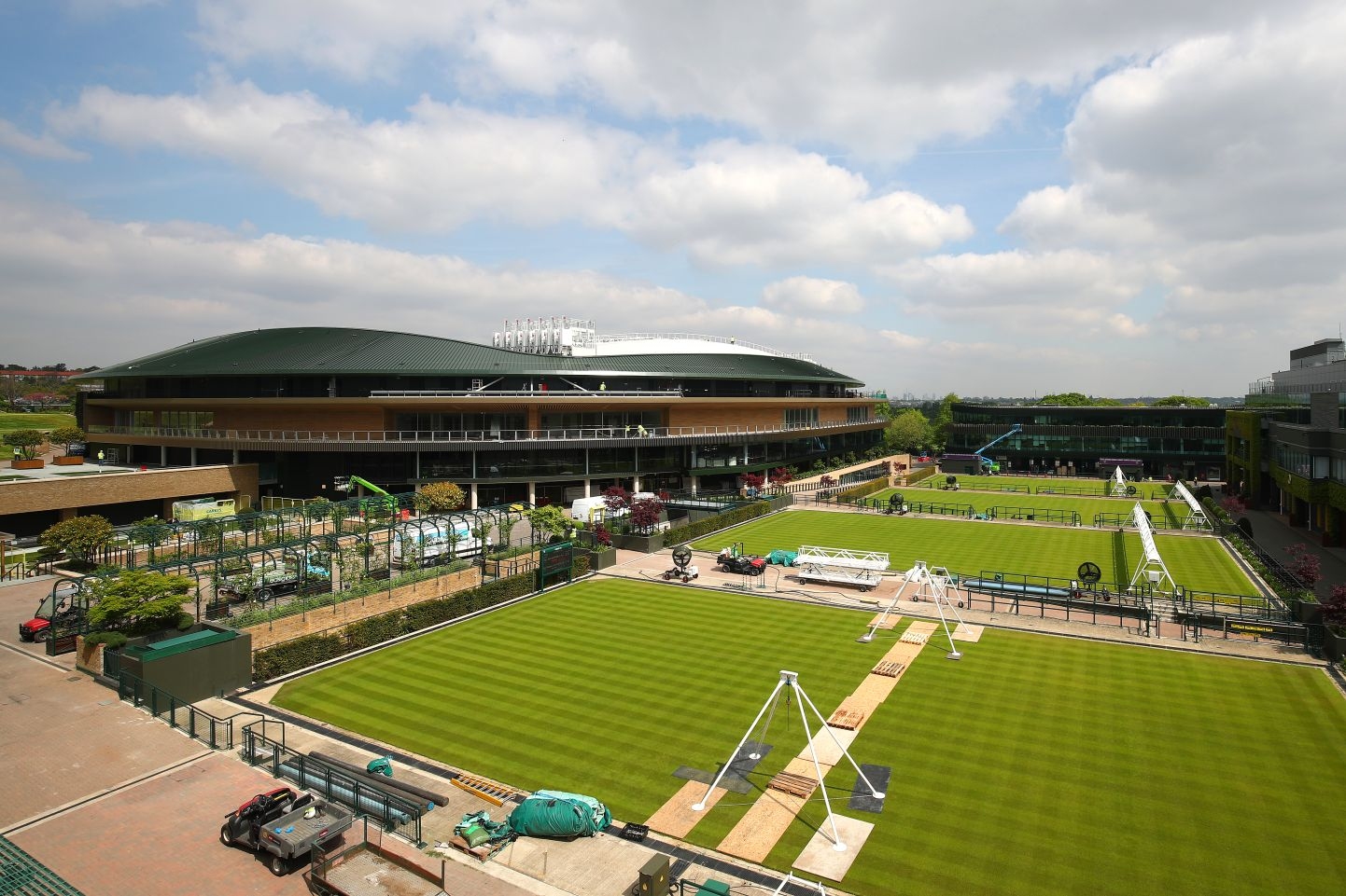 Шефовете на тениса във Великобритания провеждат спешни срещи днес за
