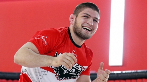 Сериозно самочувствие демонстрира руския шампион в леката категория на UFC
