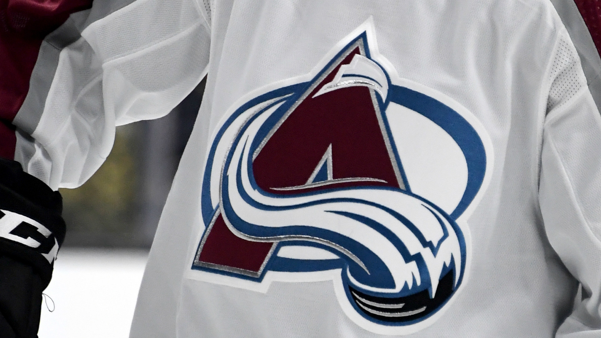 Трети хокеист на отбора от НХЛ Колародо е с положителен