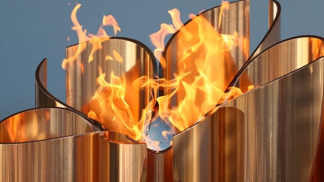 Олимпийският огън за отложената лятна олимпиада в Токио бе свален