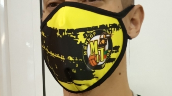 Пернишкият волейболен клуб Миньор пусна на пазара предпазни маски за