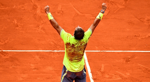 Испанската тенис суперзвезда Рафаел Надал дари една от фланелките с