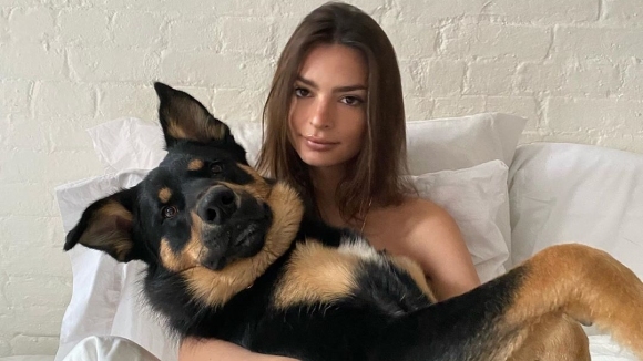 Емили Ратайковски изпадна в паника когато кучето й Коломбо избяга