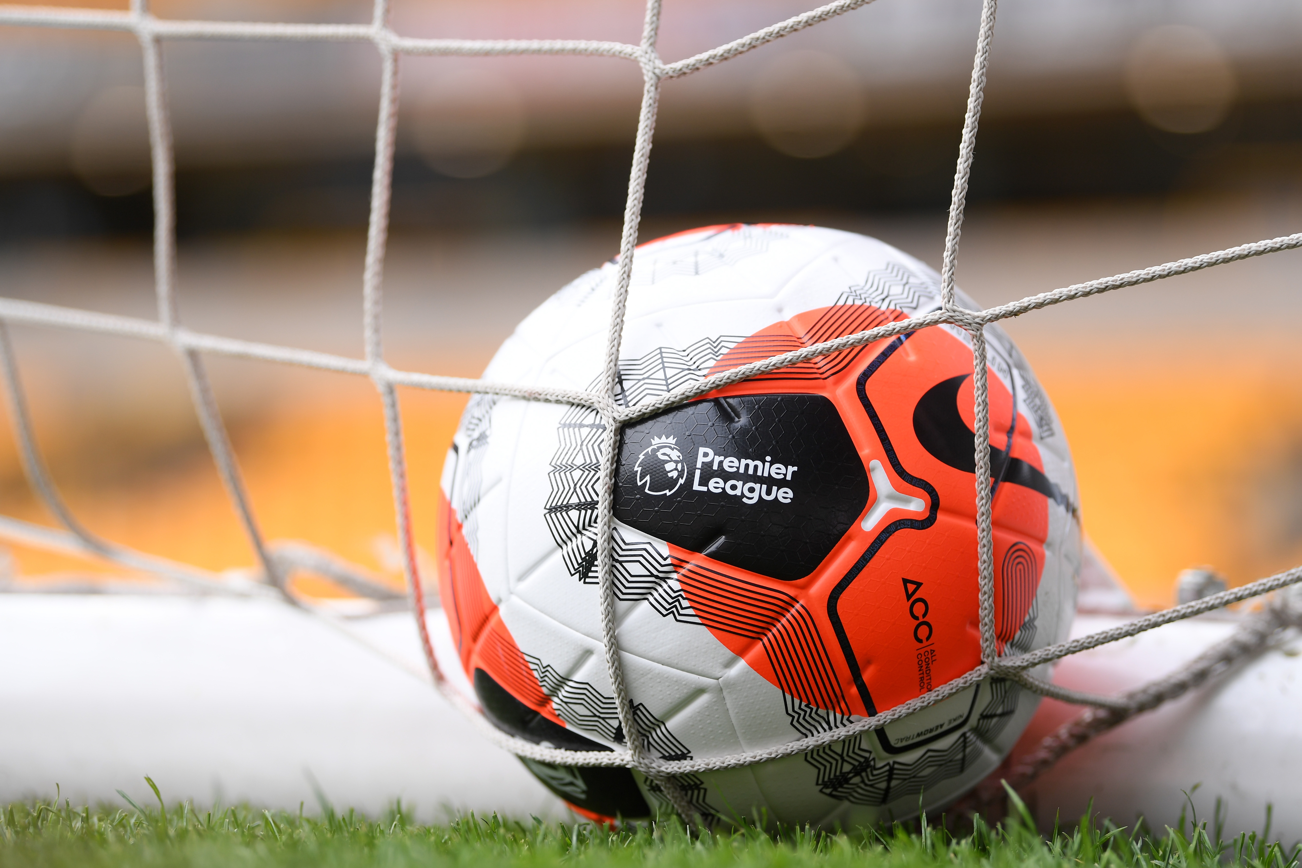Клубове от Висшата английска футболна лига обмислят да освободят играчи