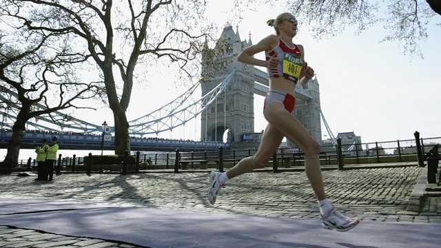 Резултатът на Пола Радклиф от 2:15:25 часа от Лондонския маратон