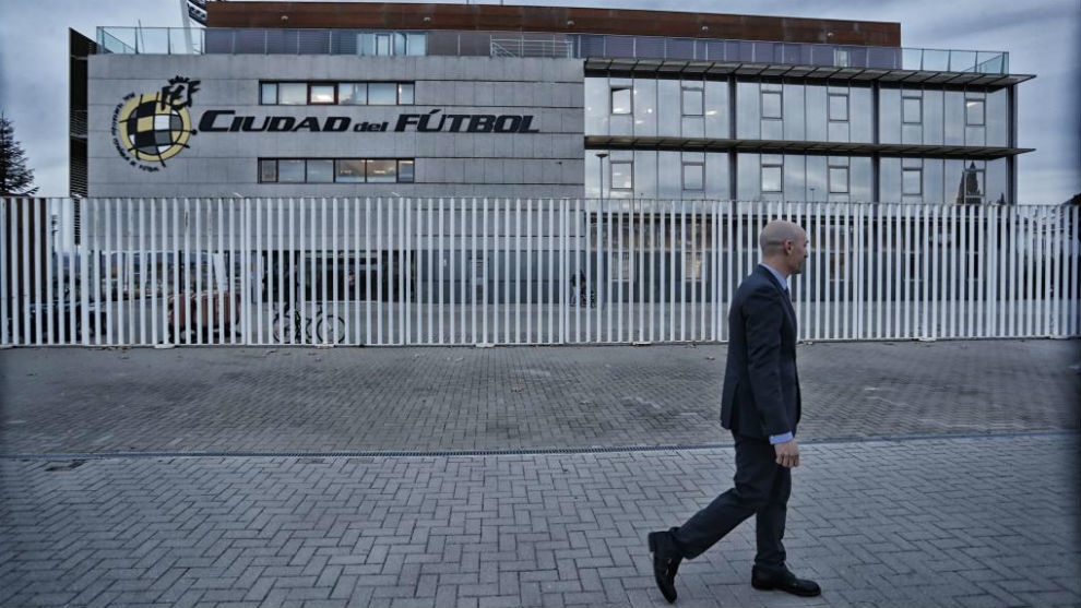 Президентът на Испанската футболна федерация Луис Рубиалес ще бъде разследван