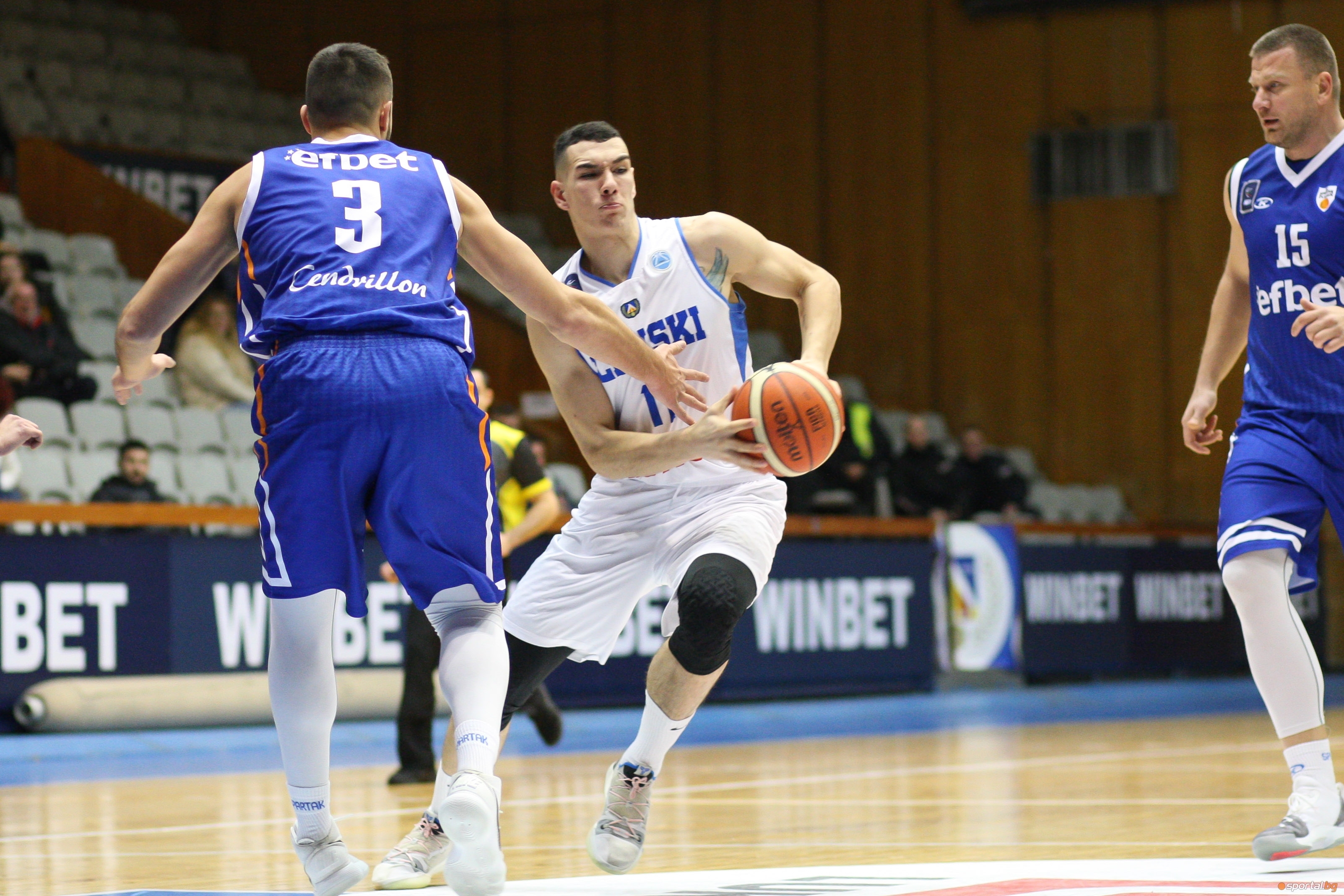 Двама баскетболисти от мъжкия национален отбор на България продължават с