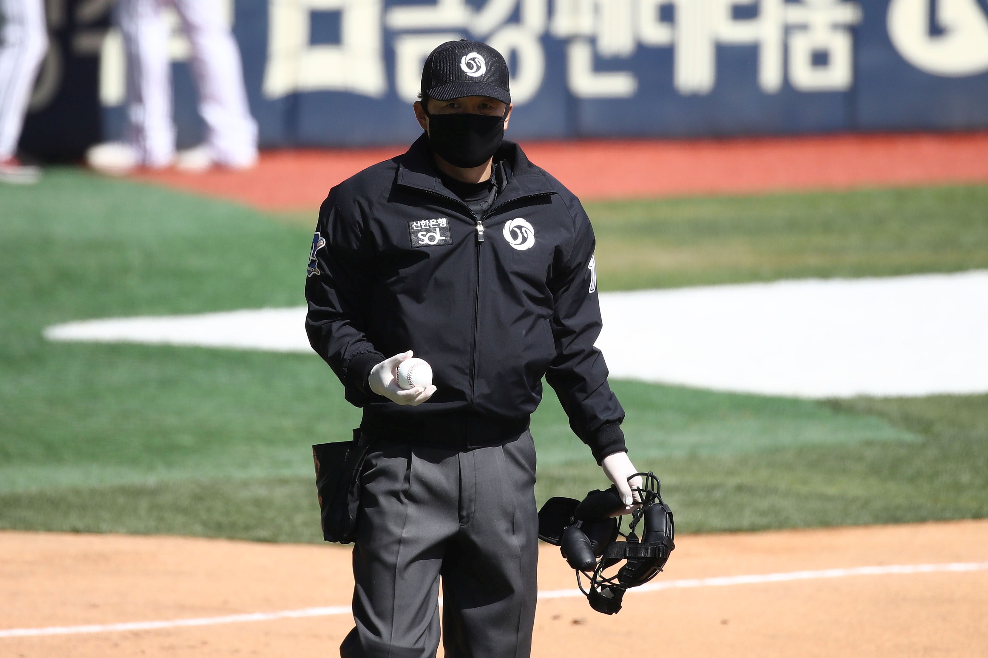 Професионалната бейзболна лига на Южна Корея KBO обяви че ще