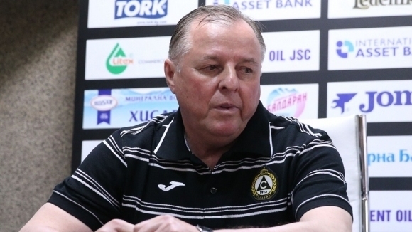 Бившият старши треньор на Славия Александър Тарханов ще остане в