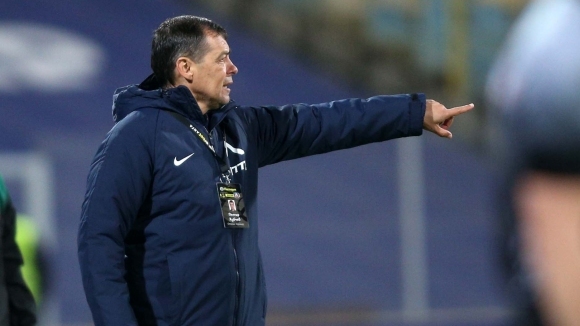 Треньорът на Левски Петър Хубчев уплътнява времето си в което