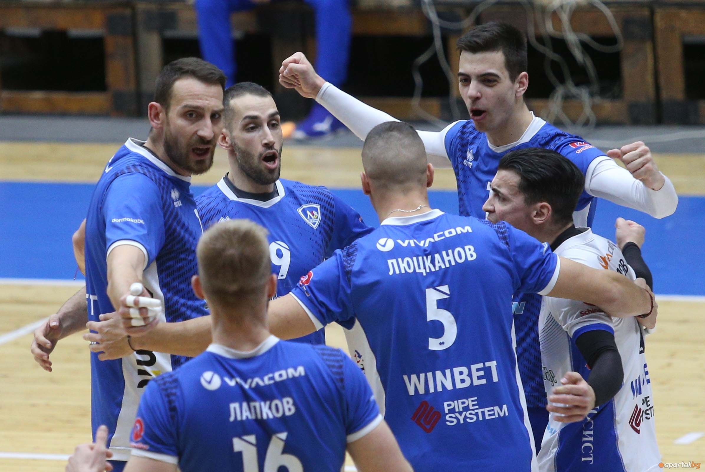 Шампионът Нефтохимик 2010 Бургас ще привлече двама български волейболисти за