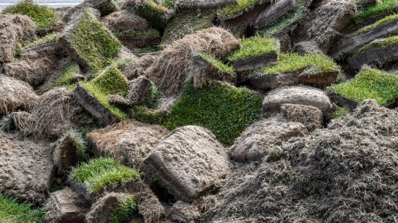 Работници сменят тревните чимове на стадион Васил Левски Теренът