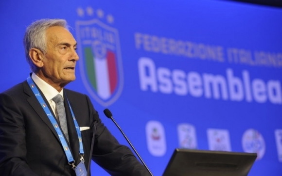 Президентът на италианската футболна федерация Габриеле Гравина настоява прекратеният заради