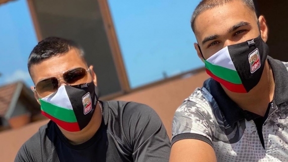 Маски с българското знаме и логото на федерацията ни по