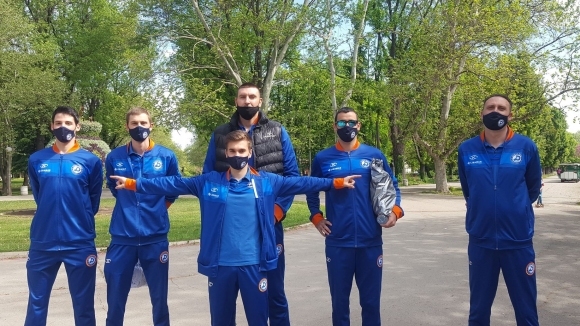 Спортистите раздават маски с клубната емблема и следят за струпването