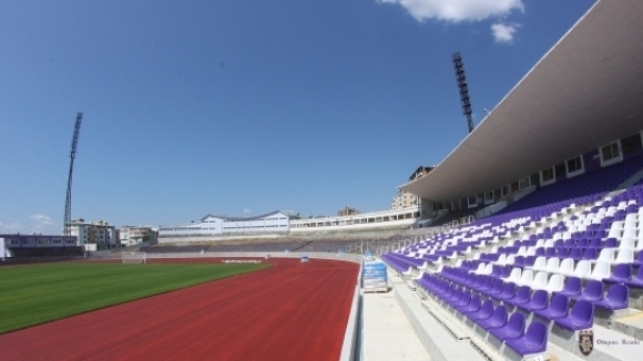 Достъпът на граждани до откритата лекоатлетическа писта в Спортен комплекс