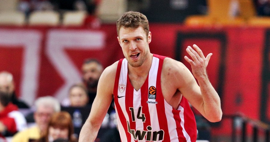 Победната серия на Александър Везенков в БФБ е-баскет лигата продължава.