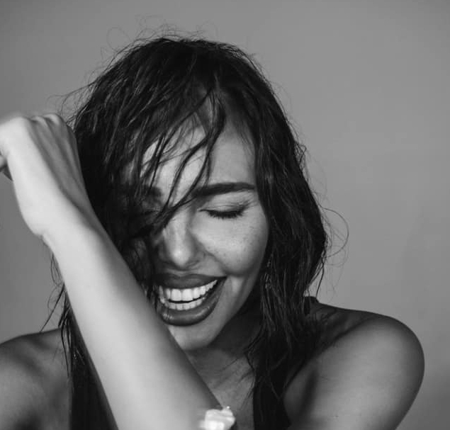 Николета Лозанова знае как да привлече вниманието към себе си