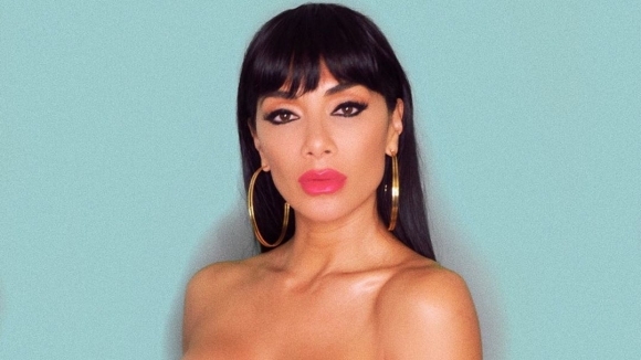 Никол Шерцингер изглеждаше почти неузнаваема докато се трансформираше в скандално