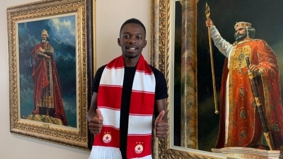 В Конго се надяват левият бек на ЦСКА София Брадли Мазику