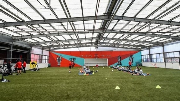 Английският футболен клуб Ливърпул няма да подновява пълноценни тренировки въпреки