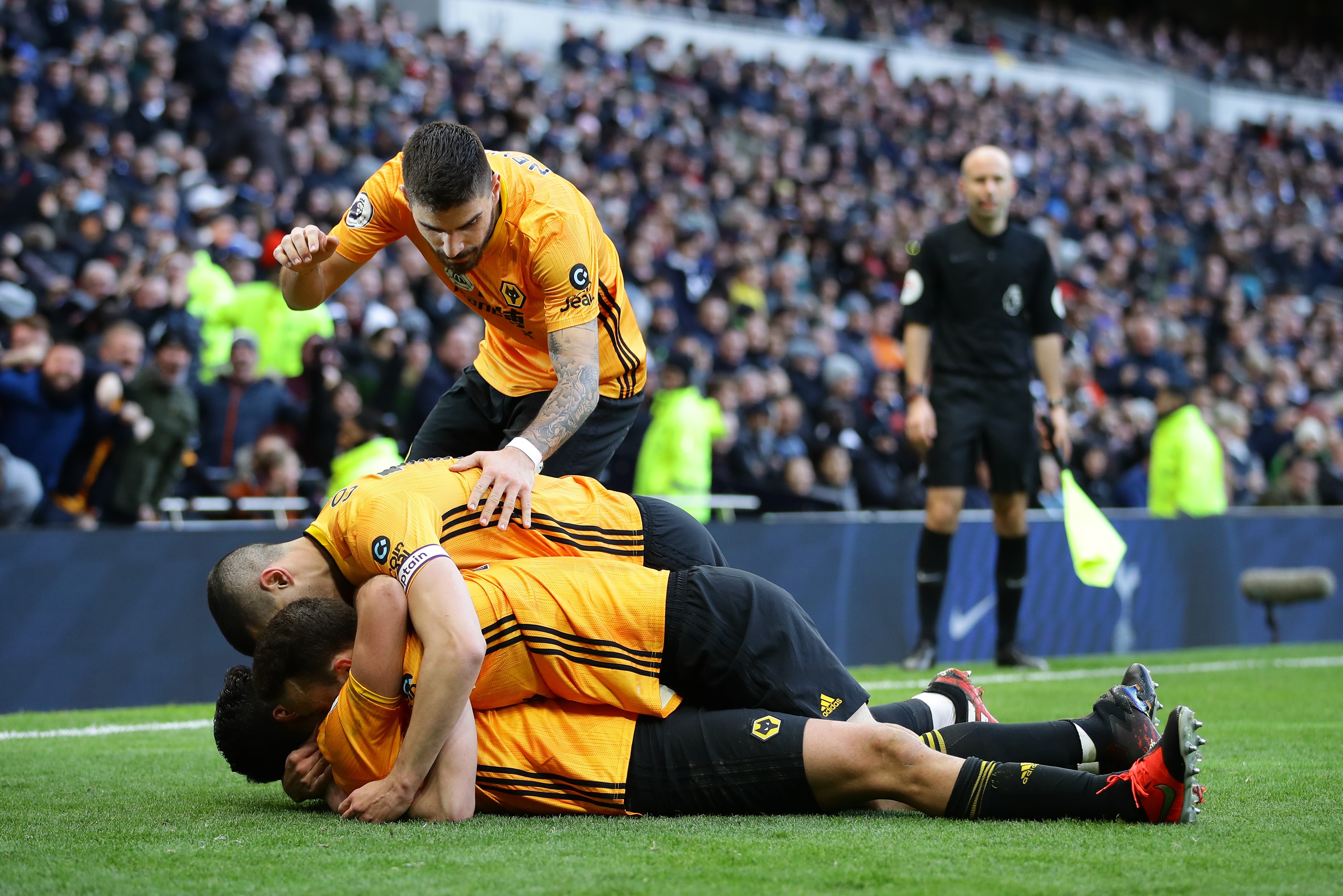 На повече от десет човека от щаба на Уулвърхамптън бяха