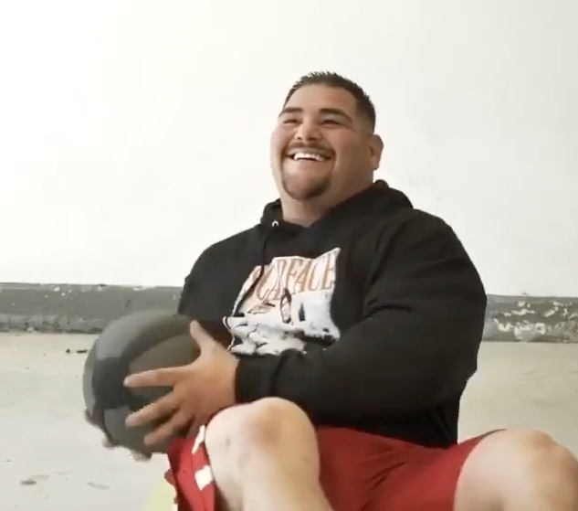 Анди Руис демонстрира чувство за хумор по време на една