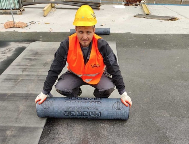 Вече работи активно по полагане на топло и хидроизолацията на