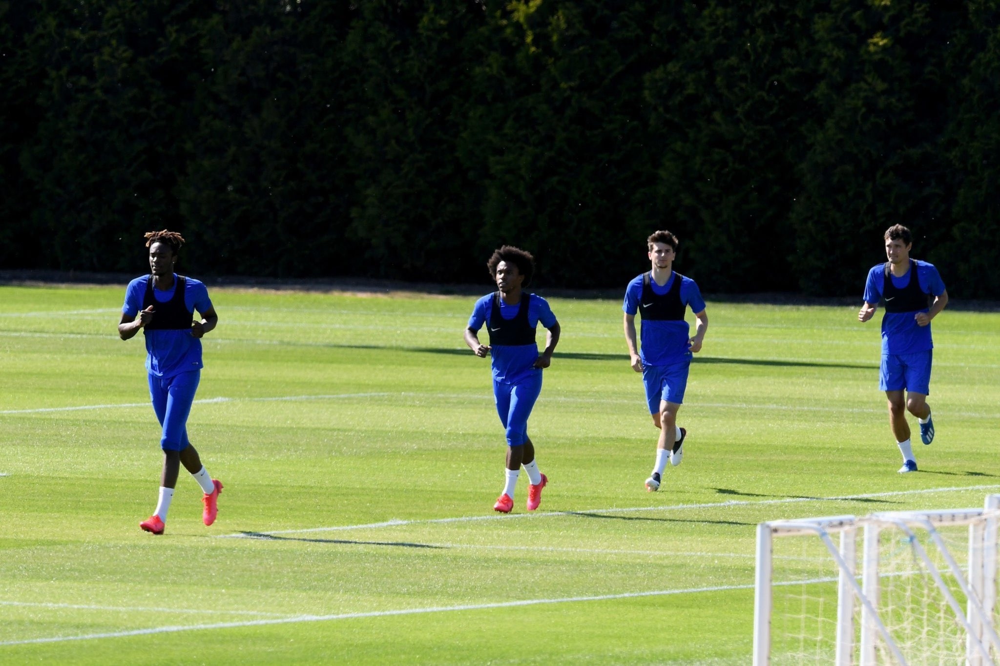 Футболисти от повечето клубове от английската Висша лига се върнаха