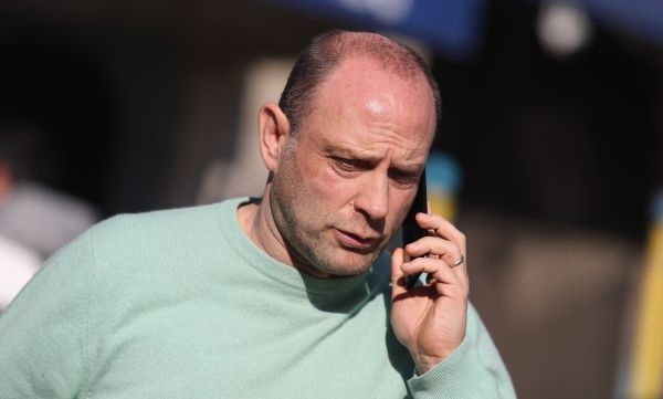 В опита си да не падне по гръб Васил Божков