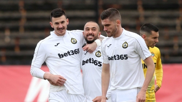 Футболистите на Славия преминаха втори PCR тест за коронавирус и всички