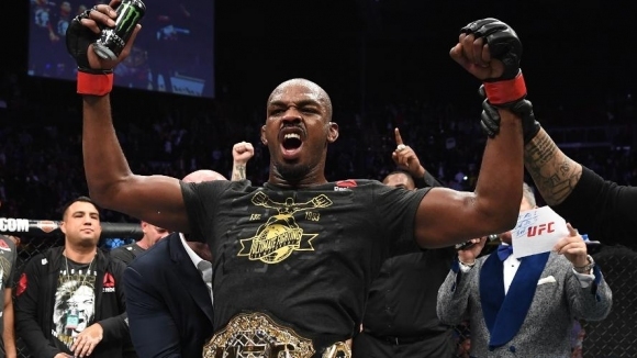 Шампионът в полутежка категория Джон Джоунс тренира усилено за да